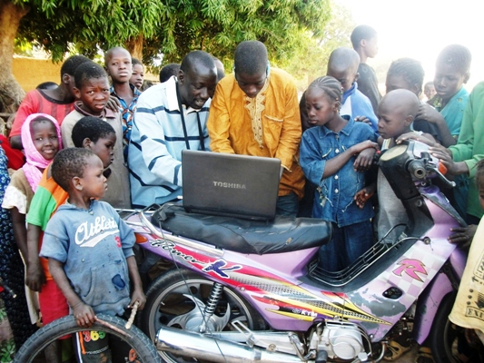 Article : La decouverte de l&rsquo;internet par des petits éleves sous un manguier