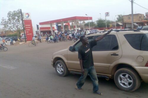 Article : Les jeunes qui dirigent la circulation à Ouaga