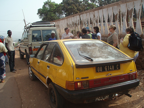 Article : Le chauffeur, le client et le flic : scènes de taxi camerounaises