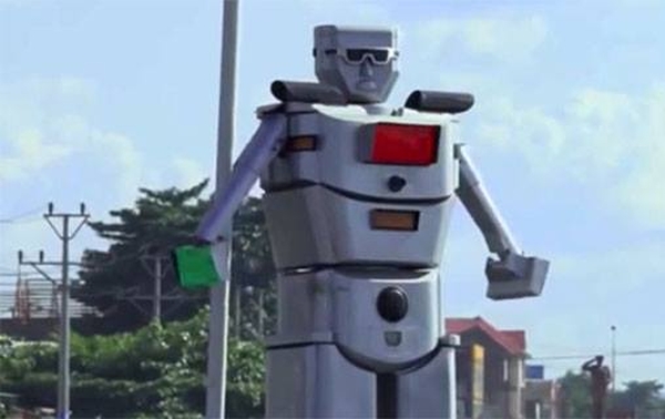 Article : Curiosité à Kinshasa : deux robots dirigent la circulation