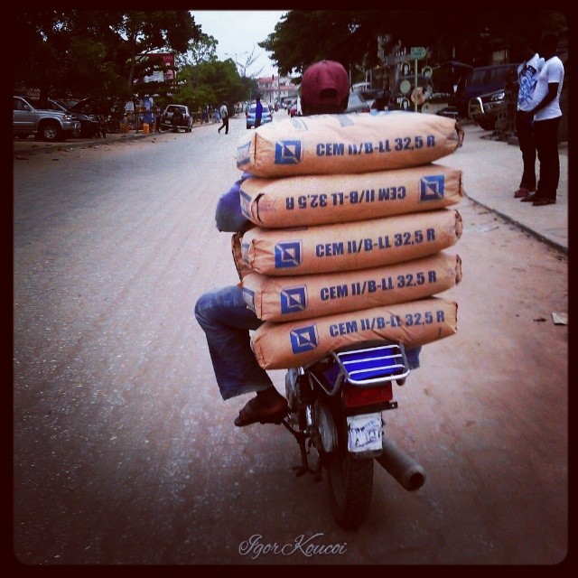 Article : Sc&egrave;ne de route : le mode de transport &agrave; risque des paquets de ciment au B&eacute;nin