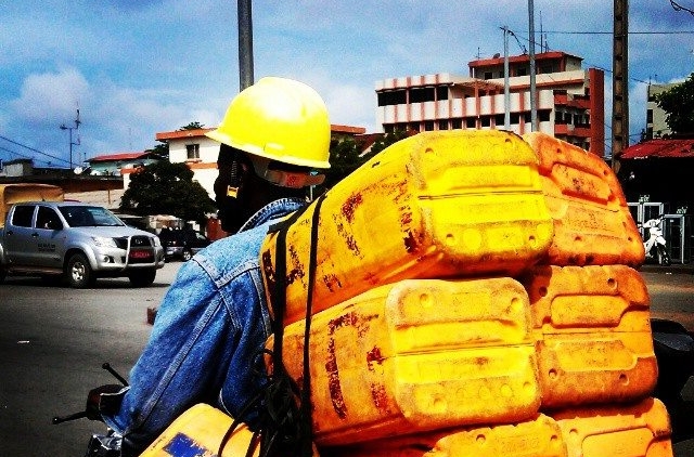 Article : Sc&egrave;ne de route : le mode de transport peu orthodoxe des bidons d&rsquo;essence kpayo