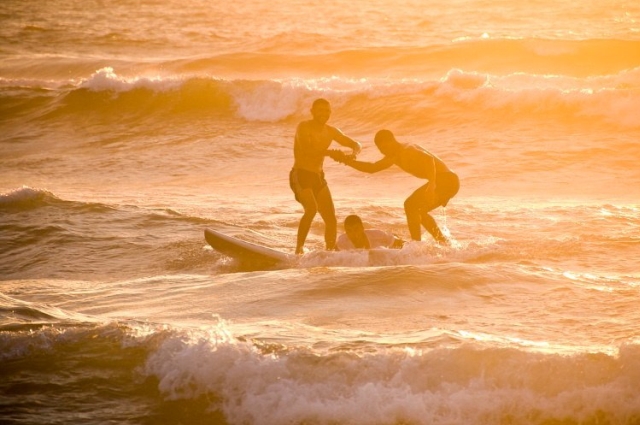 Article : Ceux qui peuvent surfer ensemble peuvent vivre ensemble