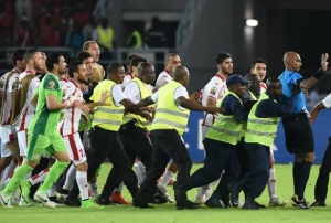 Article : Noirs et Arabes, c’est pareil. Pourquoi le foot changerait–il cela ?