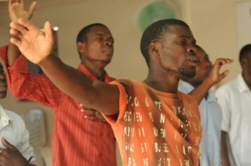 Article : Églises de Réveil en Côte d’Ivoire : Au nom de Dieu… et du fric !