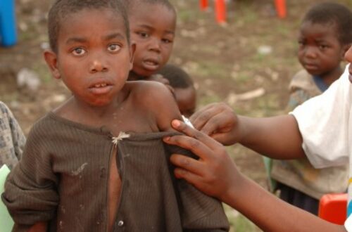 Article : RDC : une équipe de MSF vaccine des enfants contre la rougeole