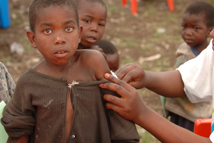 Article : RDC : une équipe de MSF vaccine des enfants contre la rougeole