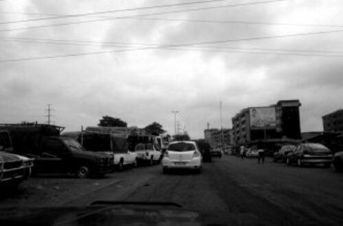 Article : A Abidjan, le parking s’est transporté sur la route