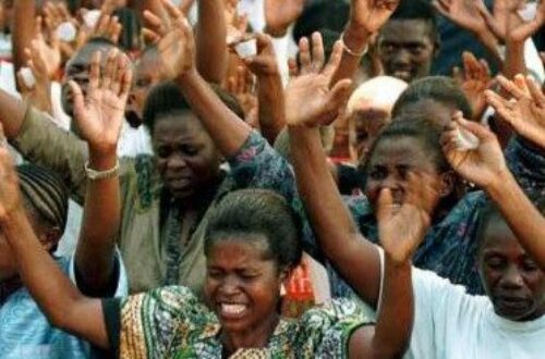 Article : Est-ce que Dieu écoute même les prières des Africains?