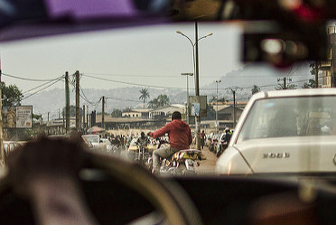Article : A Yaound&eacute;, il n&rsquo;y a pas que des poltrons dans les taxis