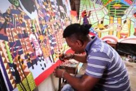 Article : Boris Nzebo à Abidjan : les coiffures des femmes servent à interroger les sociétés africaines