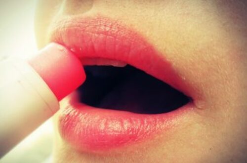Article : En collants noirs et rouge à lèvres