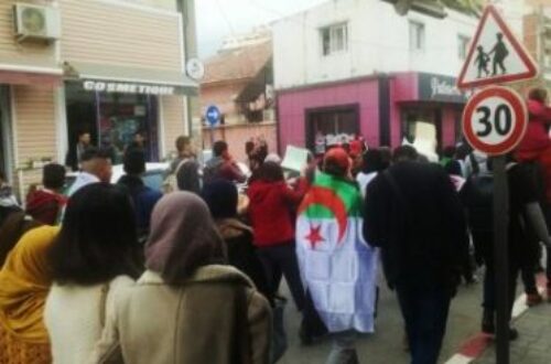 Article : La rue dit « non » à Bouteflika
