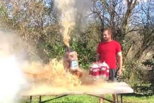 Article : Ratage de science : c’est en sandalettes qu’il essaie de mettre 40 mentos dans 20L de soda