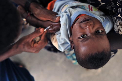 Article : Vacciner les enfants contre la polio : un casse-tête insoluble et mortel