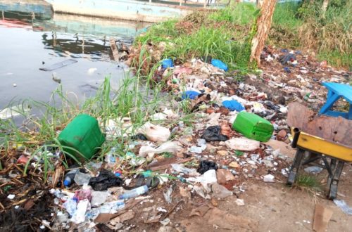 Article : À Abidjan, la lagune Ébrié sous le poids des ordures