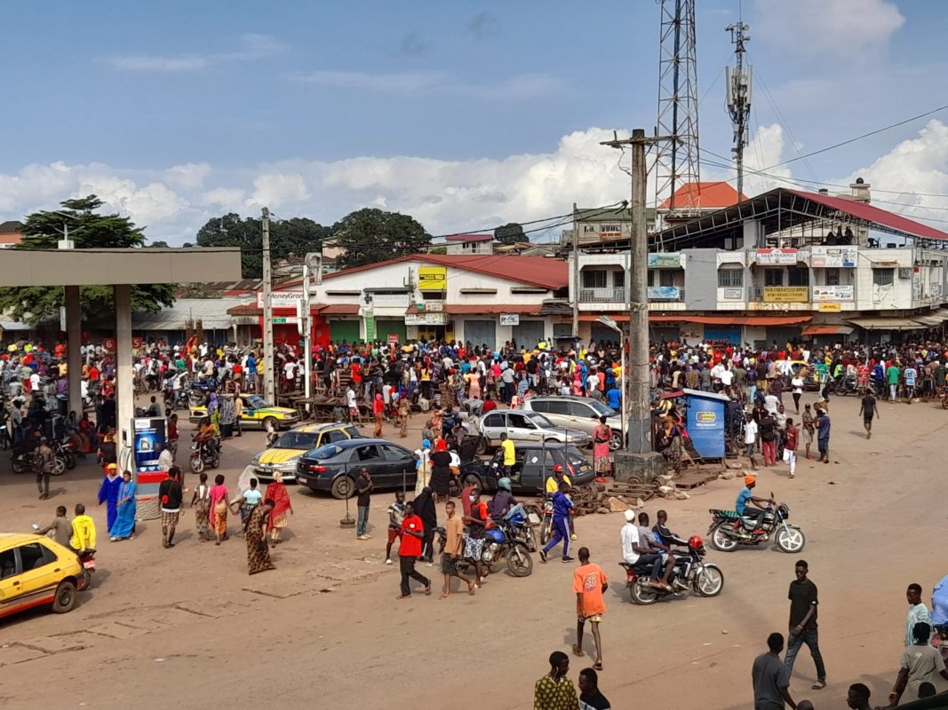 Article : Coup d’État en Guinée : des institutions condamnent, le peuple acclame