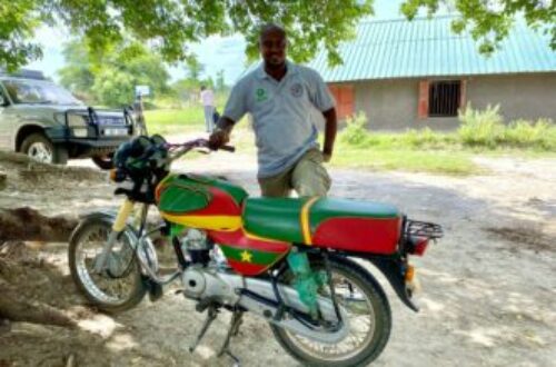 Article : Insolite : Une moto aux couleurs du Cameroun dans le camp de réfugiés de Rhino en Ouganda