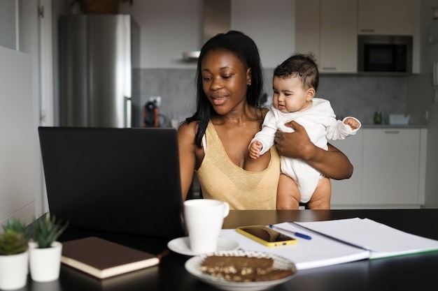 Article : Est-il possible de se lancer en tant que maman entrepreneure ?