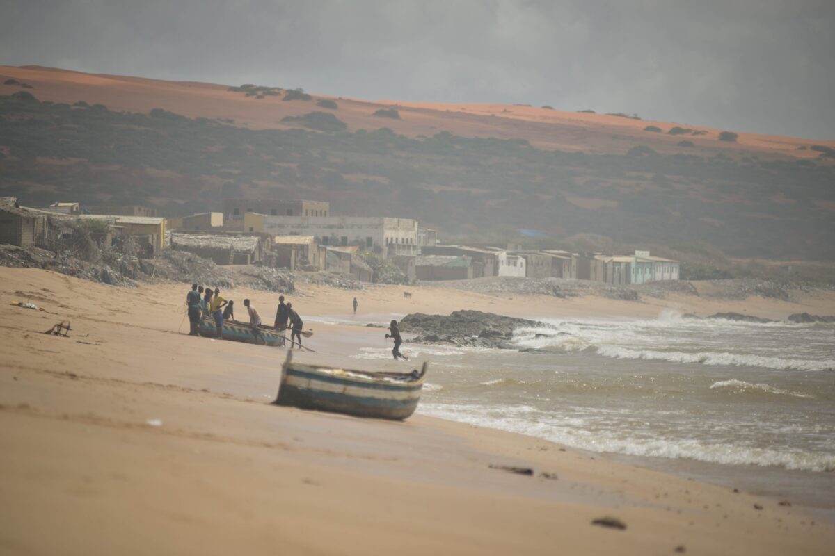 Article : Journée mondiale des Océans, l’ONG BiodiverCité et ses partenaires balaient la plage de Nouakchott et organisent un dîner-débat