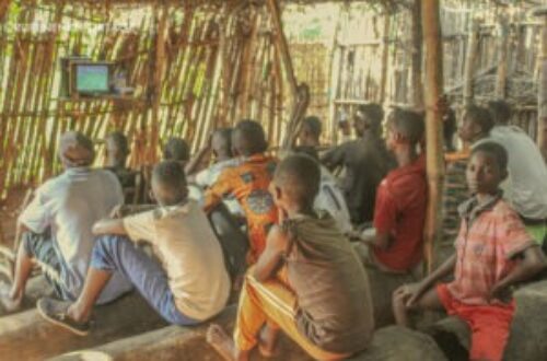Article : Le Cinéma Rustique : Une Fenêtre Vers le Monde dans les Villages Congolais