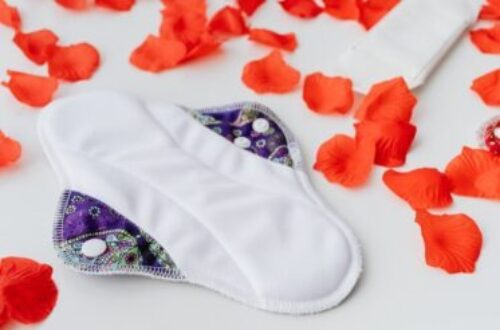Article : Précarité menstruelle : Amen Bouba ouvre un atelier de confection des serviettes hygiéniques réutilisables à Cotonou