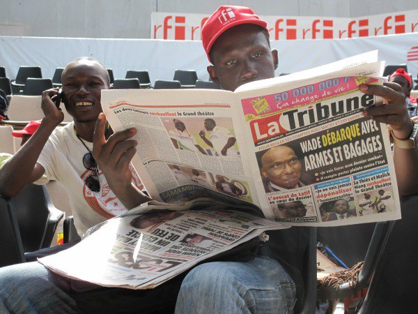 Le blogueur burkinabè Boukari Ouédraogo épluche la presse sénégalaise (Crédit Photo : Raphaelle Constant)