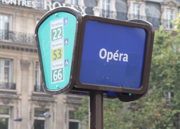 Bus_stop,_Place_de_lOpéra,_Paris_2009